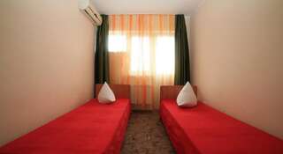 Гостиница Otdykh u morya Анапа Двухместный номер с 2 отдельными кроватями и дополнительной кроватью-1